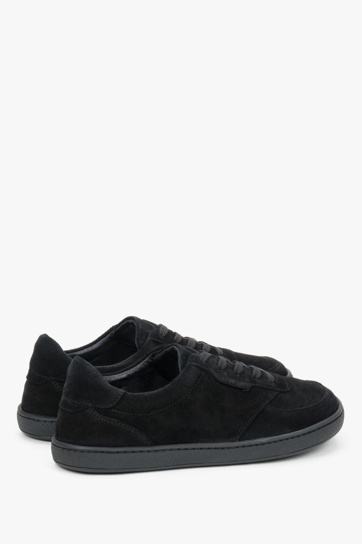 Flexible women’s sneakers Estro in black, natural velour.