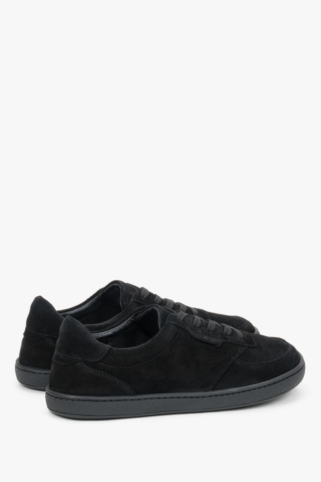 Flexible women’s sneakers Estro in black, natural velour.