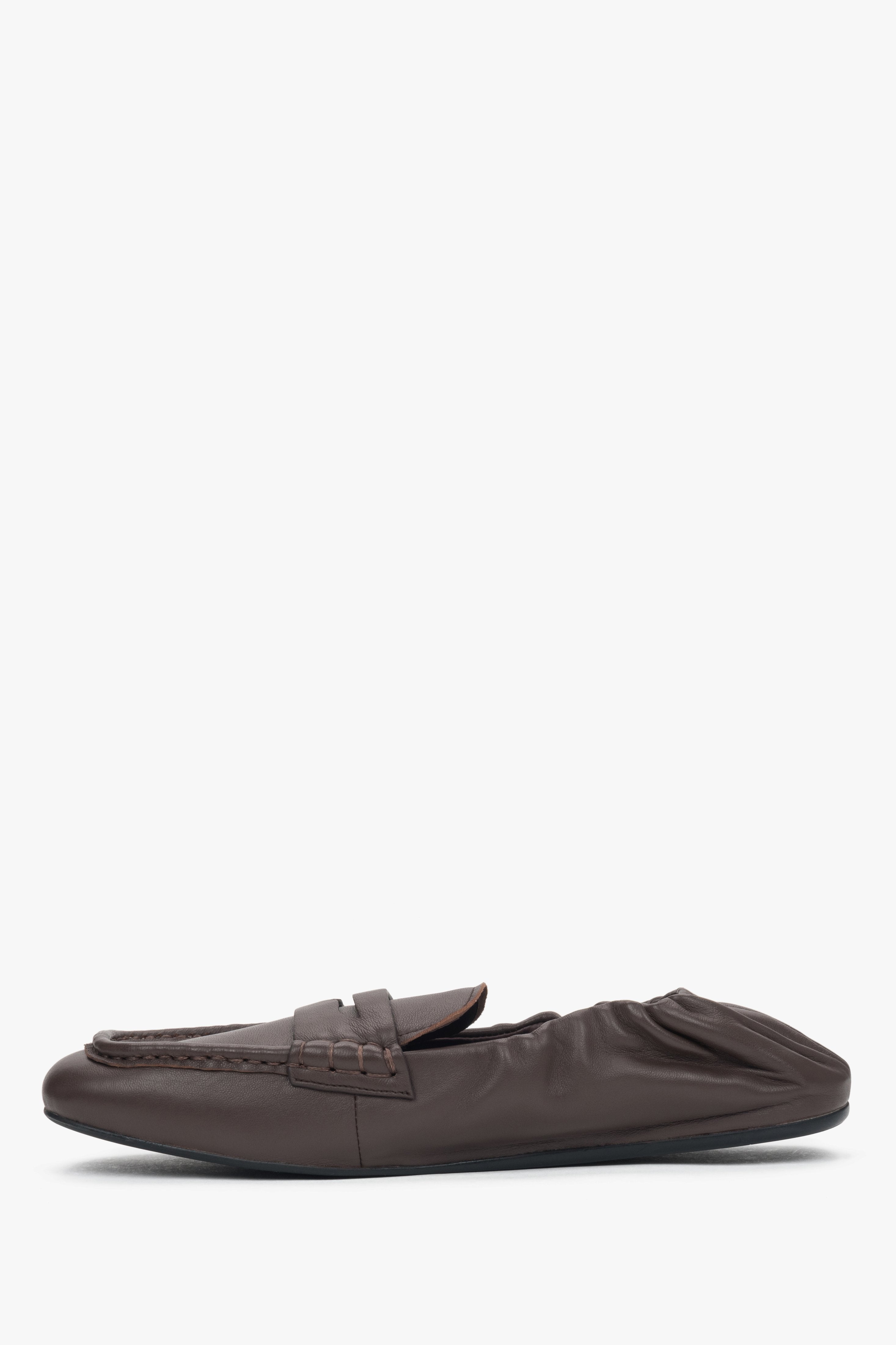 Women’s flexible, dark brown loafers with a soft heel Estro.