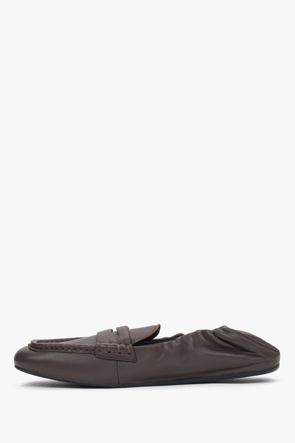Women’s flexible, dark brown loafers with a soft heel Estro.