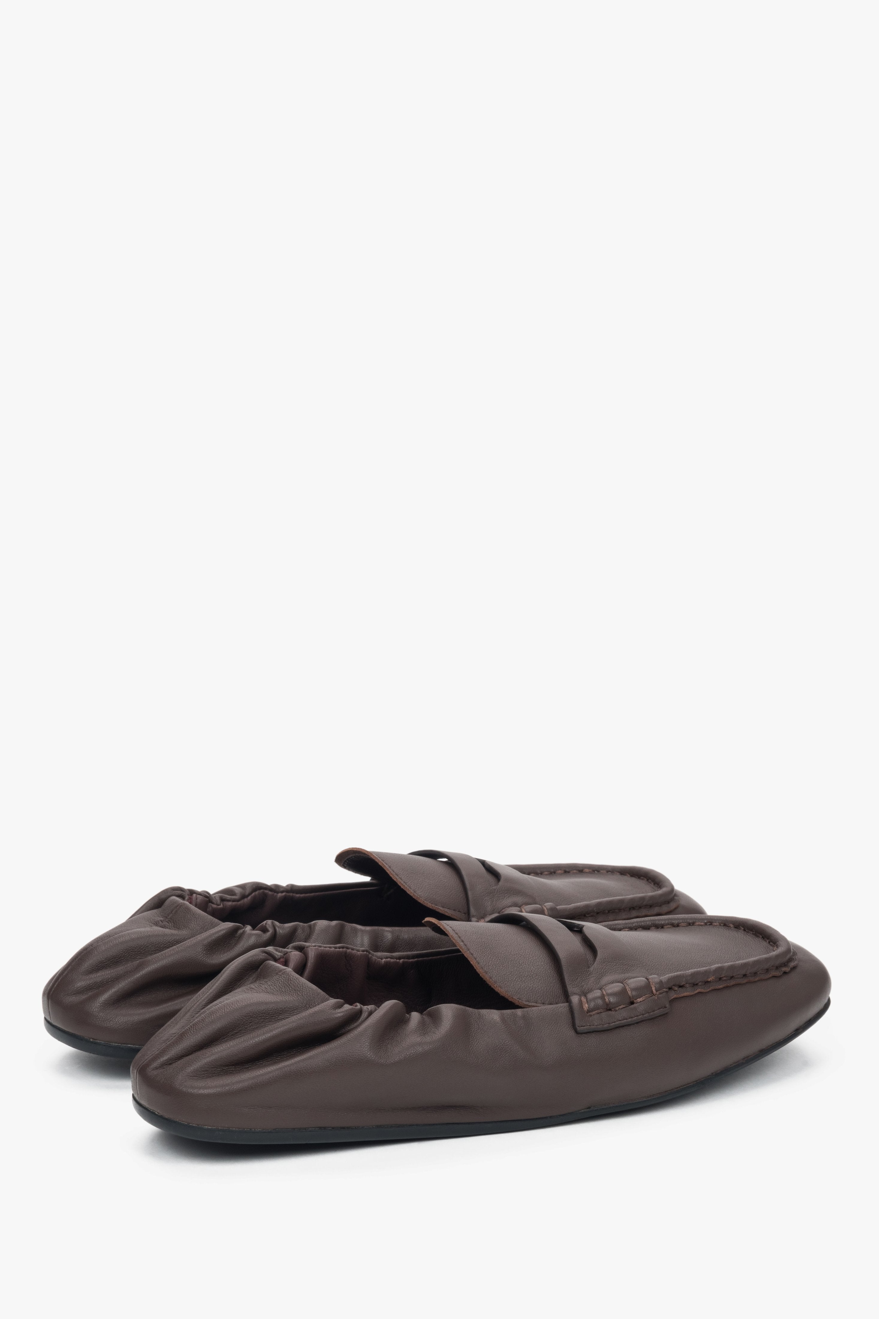 With a soft heel, flexible, dark brown women’s loafers Estro.