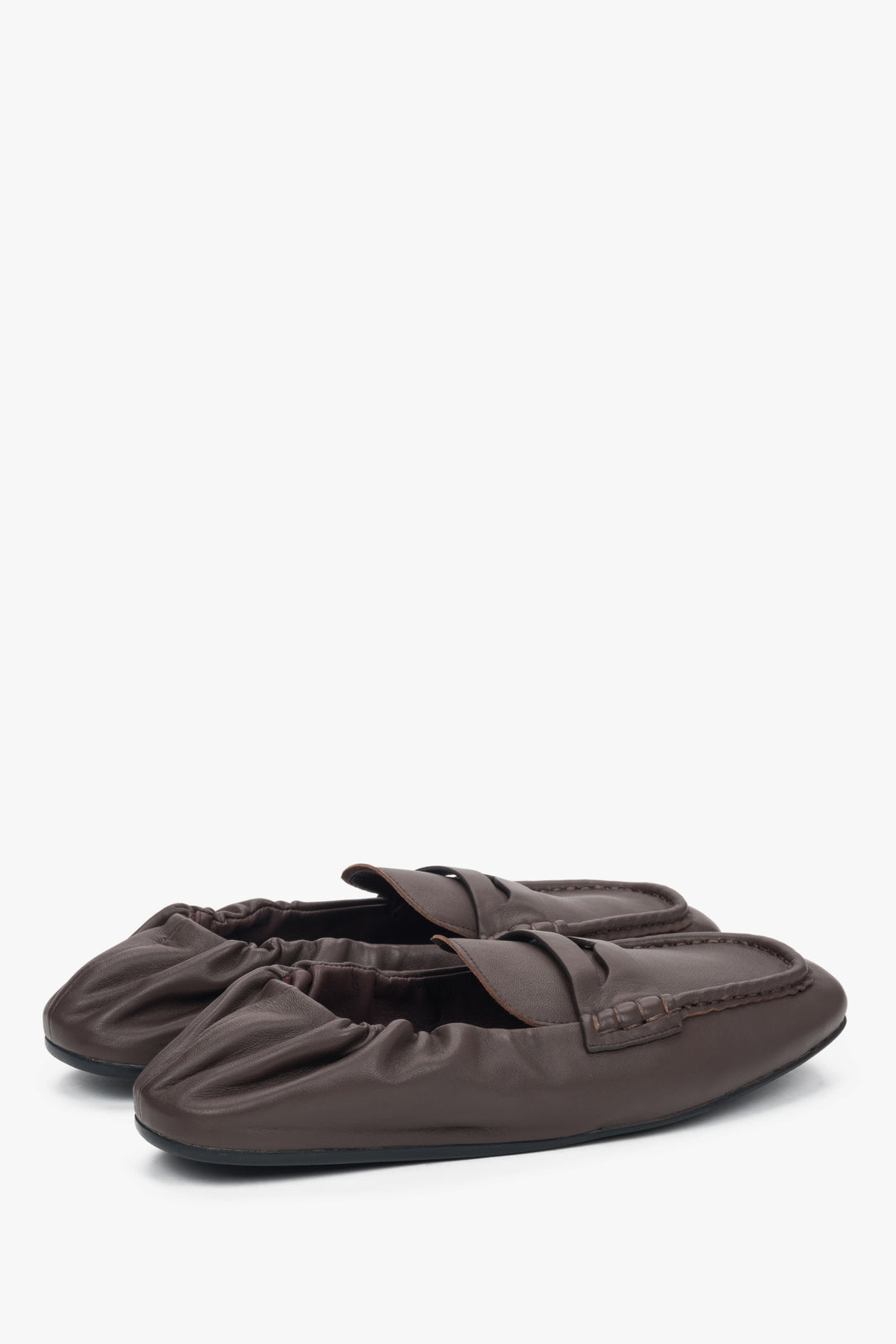 With a soft heel, flexible, dark brown women’s loafers Estro.