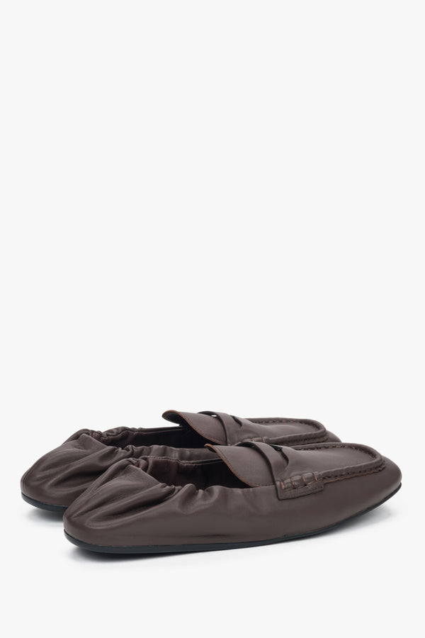 With a soft heel, flexible, dark brown women’s loafers Estro.