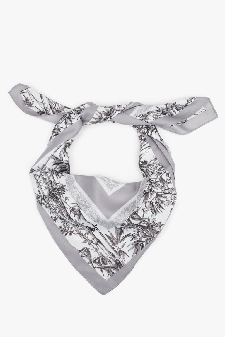 Women’s Grey and White Scarf with a Jungle Motif Estro ER00119879.