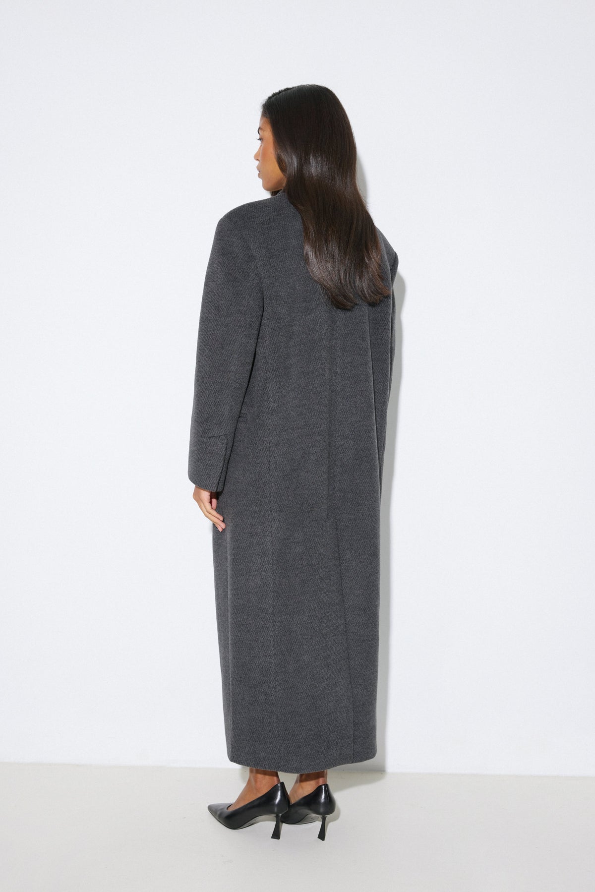 Grey ankle-length women’s coat made of natural wool and viscose Estro – shown on model.