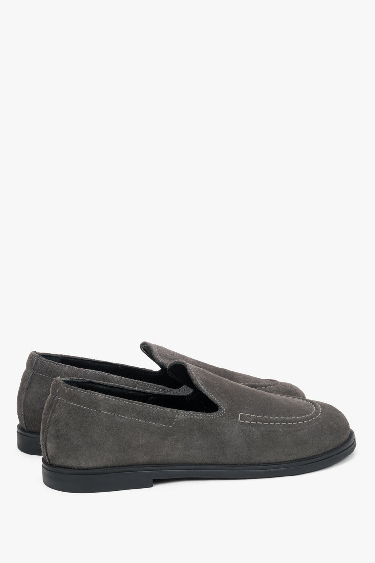 Dynamic view presenting the natural foot shape and flexible barefoot design.