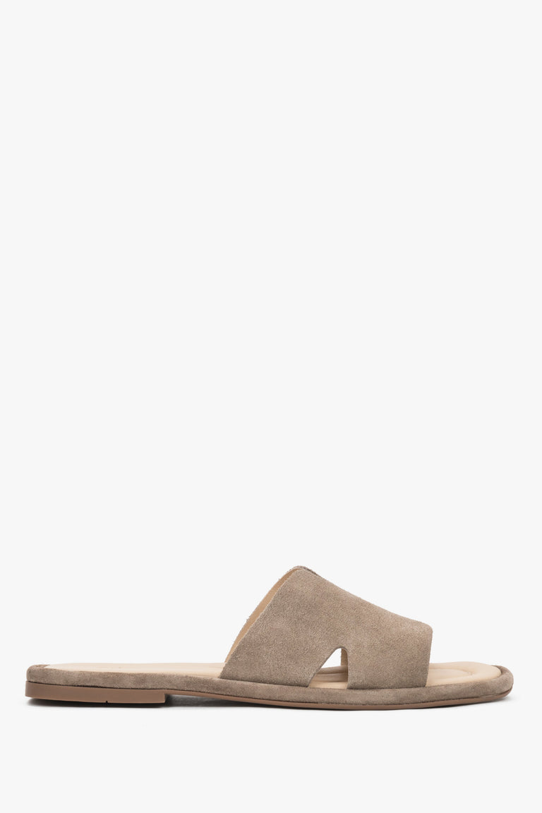 Women’s slip-on mules showcasing a flat, flexible TPU sole and a comfortably contoured instep.