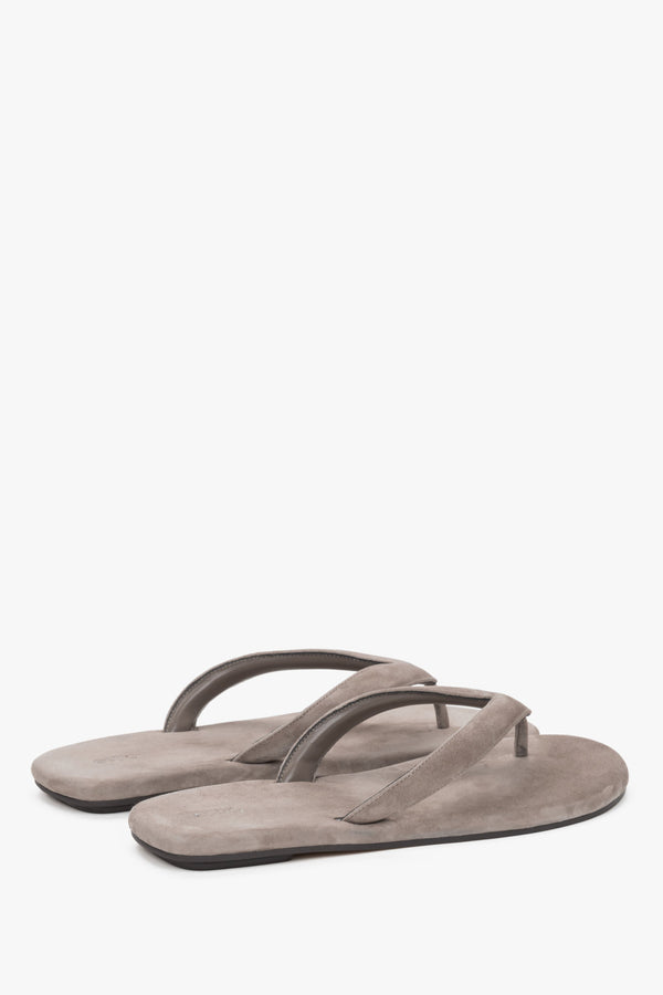 Women’s grey flip-flops by Estro made from soft genuine velour.