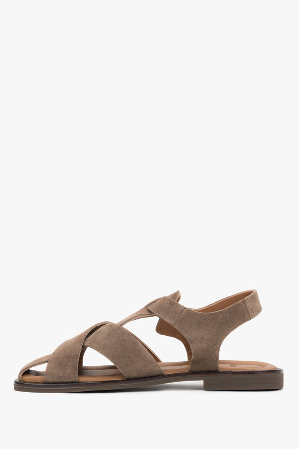 Grey women’s Estro sandals made of natural suede with crisscross straps and a buckle.