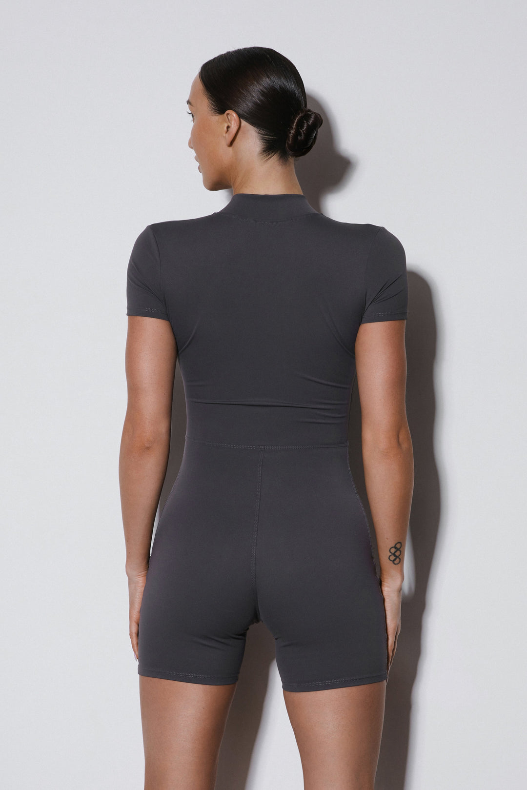 Women's grey sporty jumpsuit Estro, slim fit, with short sleeves and shorts.