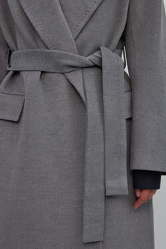 Grey wool and viscose coat Estro – close-up of the belt.