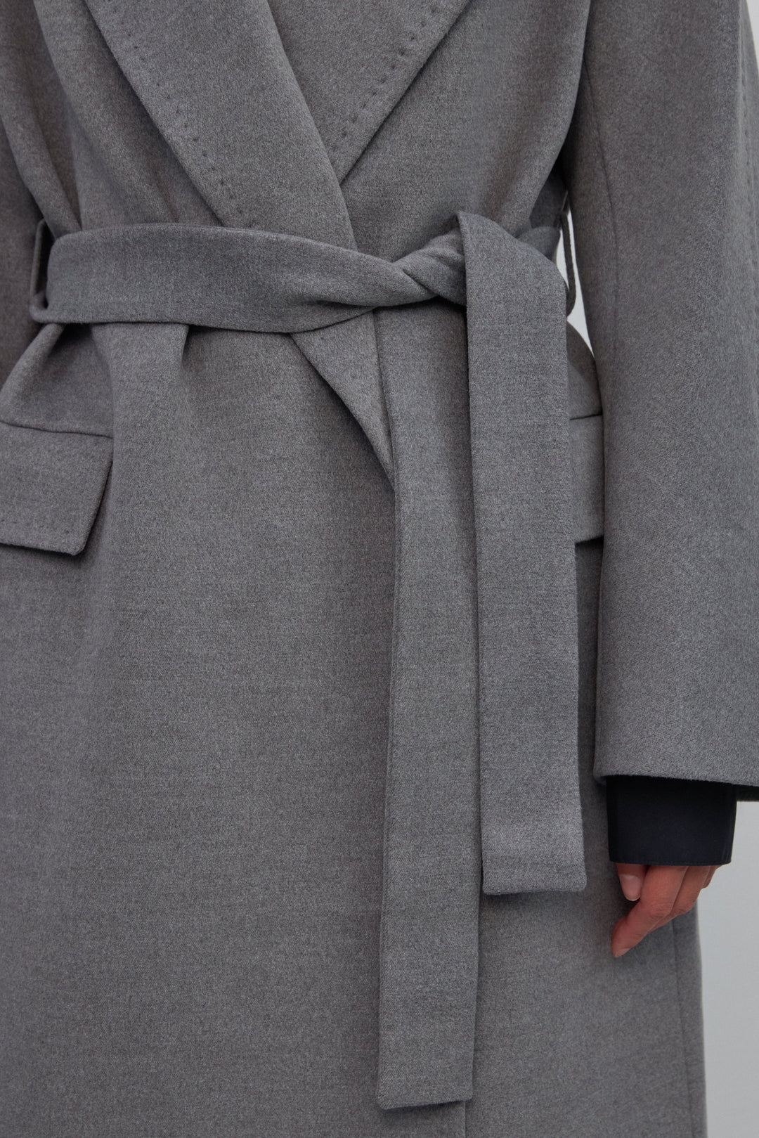 Grey wool and viscose coat Estro – close-up of the belt.