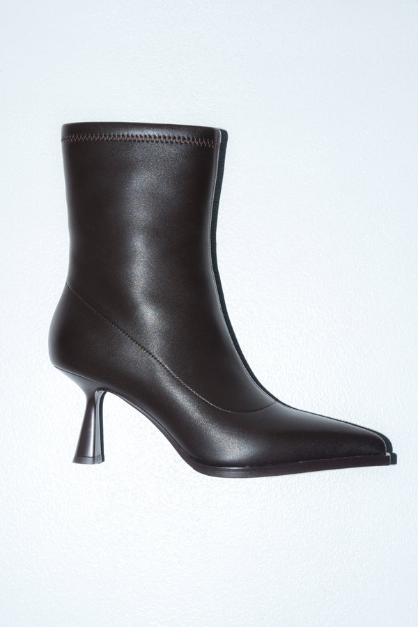 Women’s insulated dark brown ankle boots in elastic genuine leather with a funnel heel Estro.
