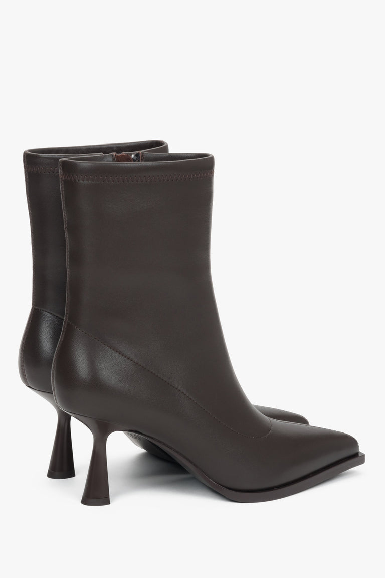 Estro women’s ankle boots, insulated, dark brown, in elastic genuine leather with a funnel heel.
