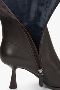 On a funnel heel, insulated dark brown women’s ankle boots in elastic genuine leather Estro.