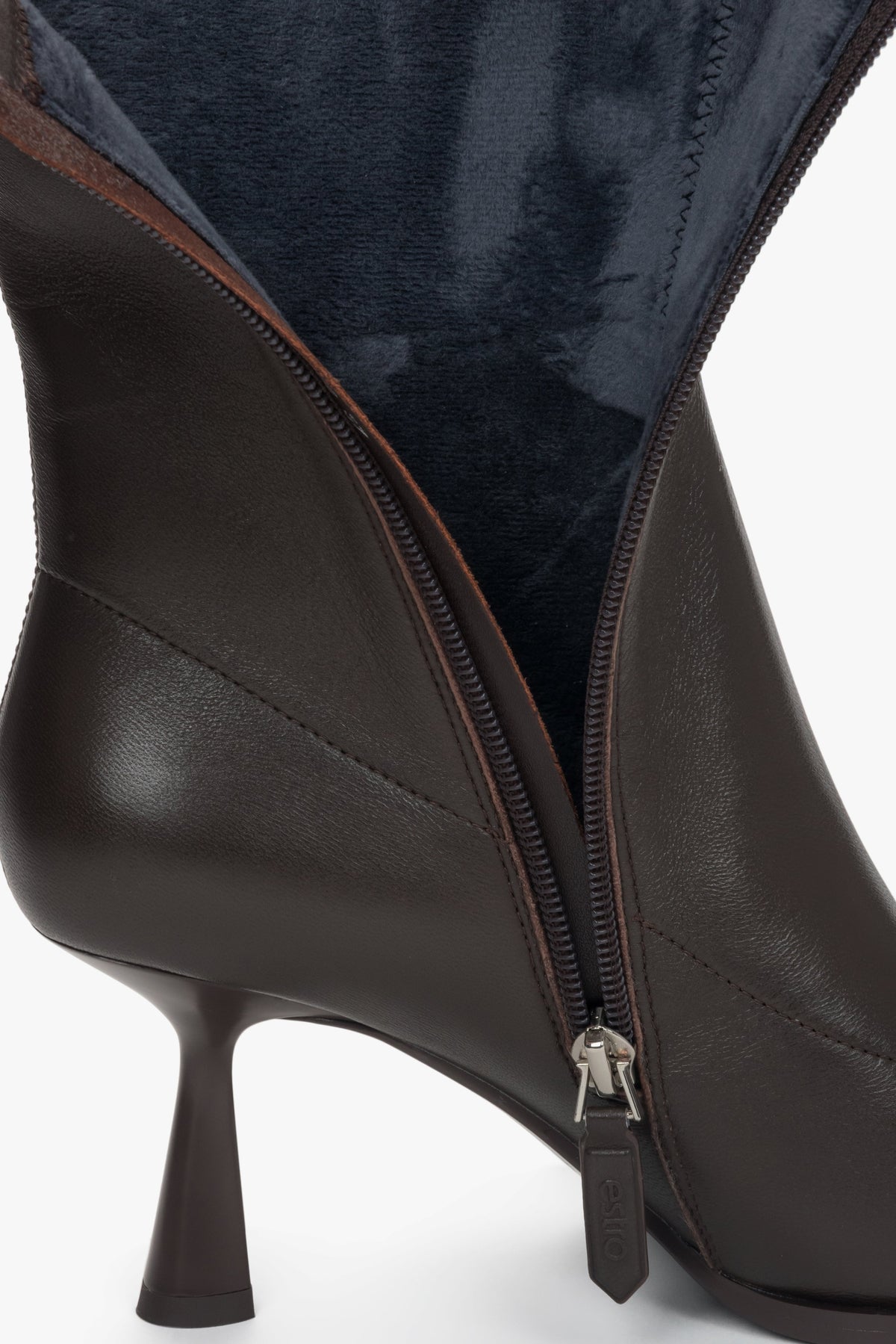 On a funnel heel, insulated dark brown women’s ankle boots in elastic genuine leather Estro.