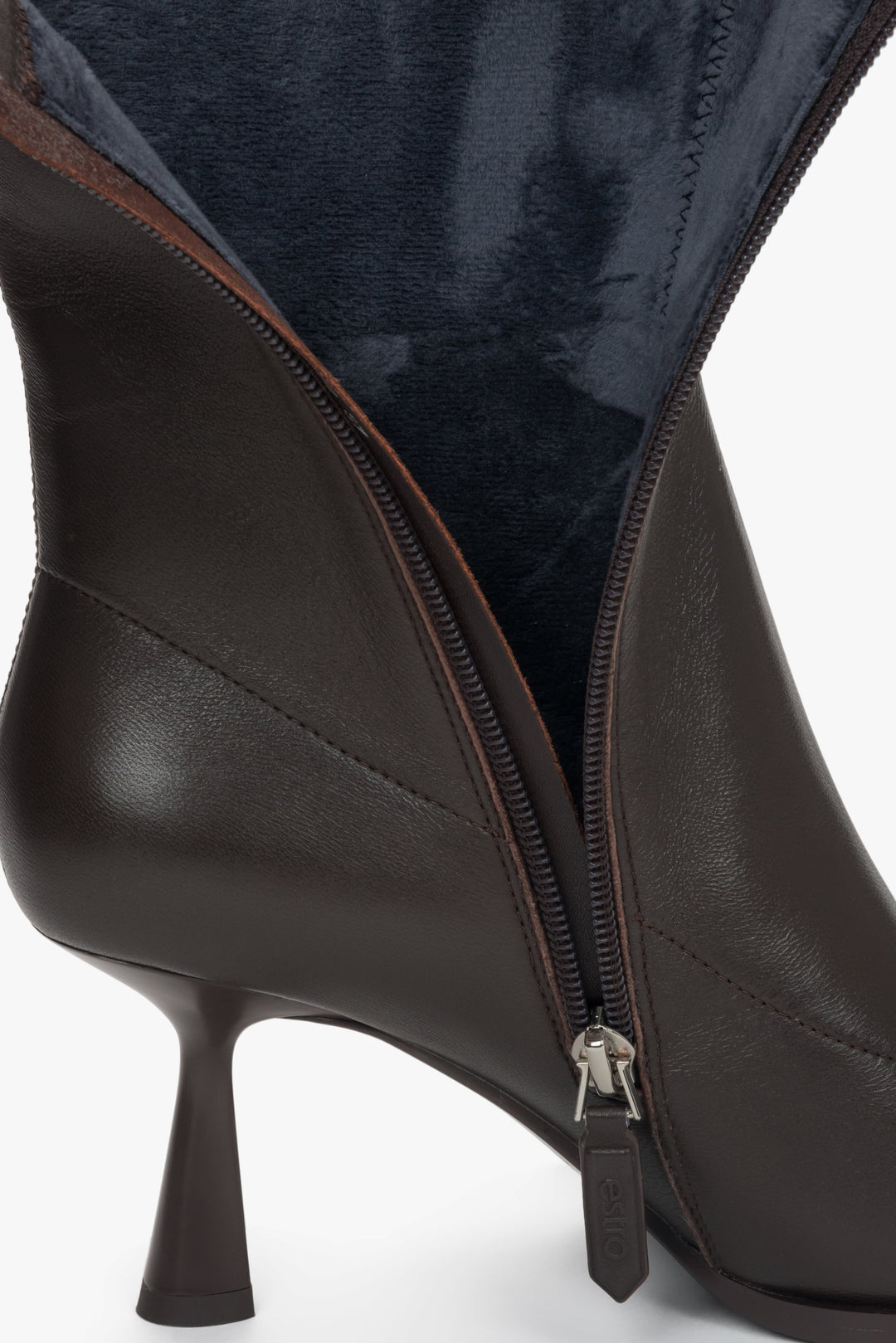 On a funnel heel, insulated dark brown women’s ankle boots in elastic genuine leather Estro.