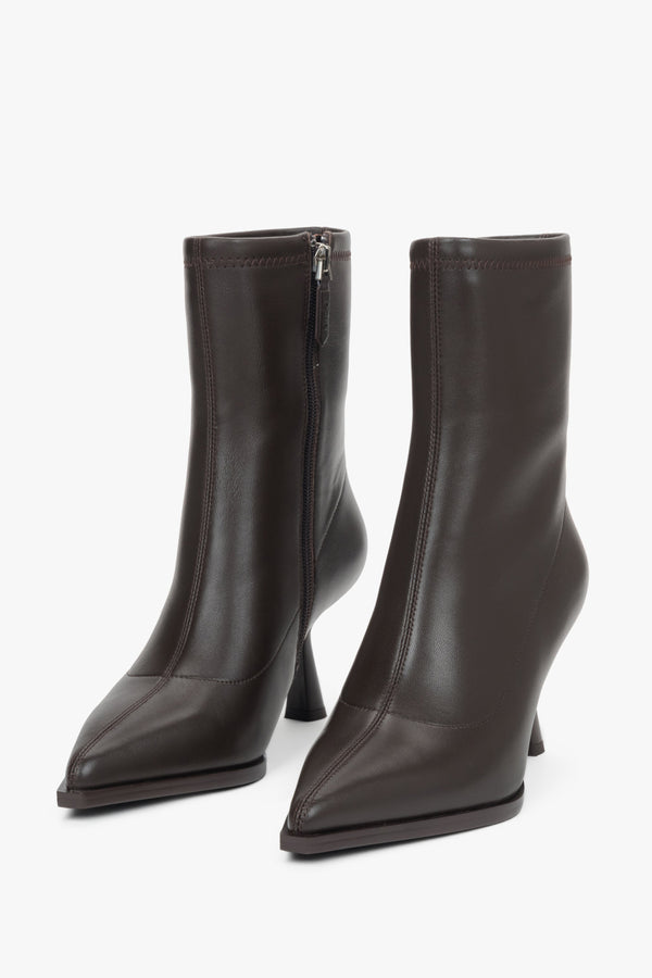 In elastic genuine leather, insulated dark brown women’s ankle boots with a funnel heel Estro.
