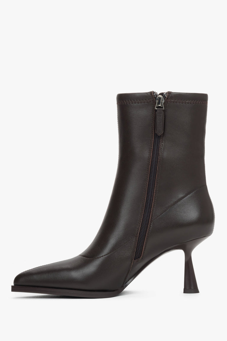 Insulated dark brown ankle boots in elastic genuine leather with a funnel heel.