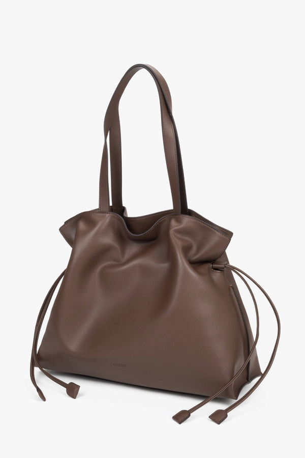 Large brown women’s genuine leather shopper bag by Estro in a deep mocha shade, featuring a clean geometric silhouette with space for A4 documents.