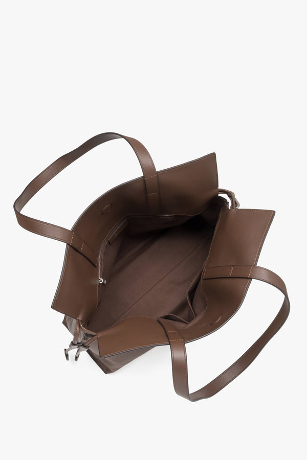 Spacious mocha shopper bag featuring a wide-opening main compartment with magnetic closure, functional pockets, and optimally sized 22 cm handles.