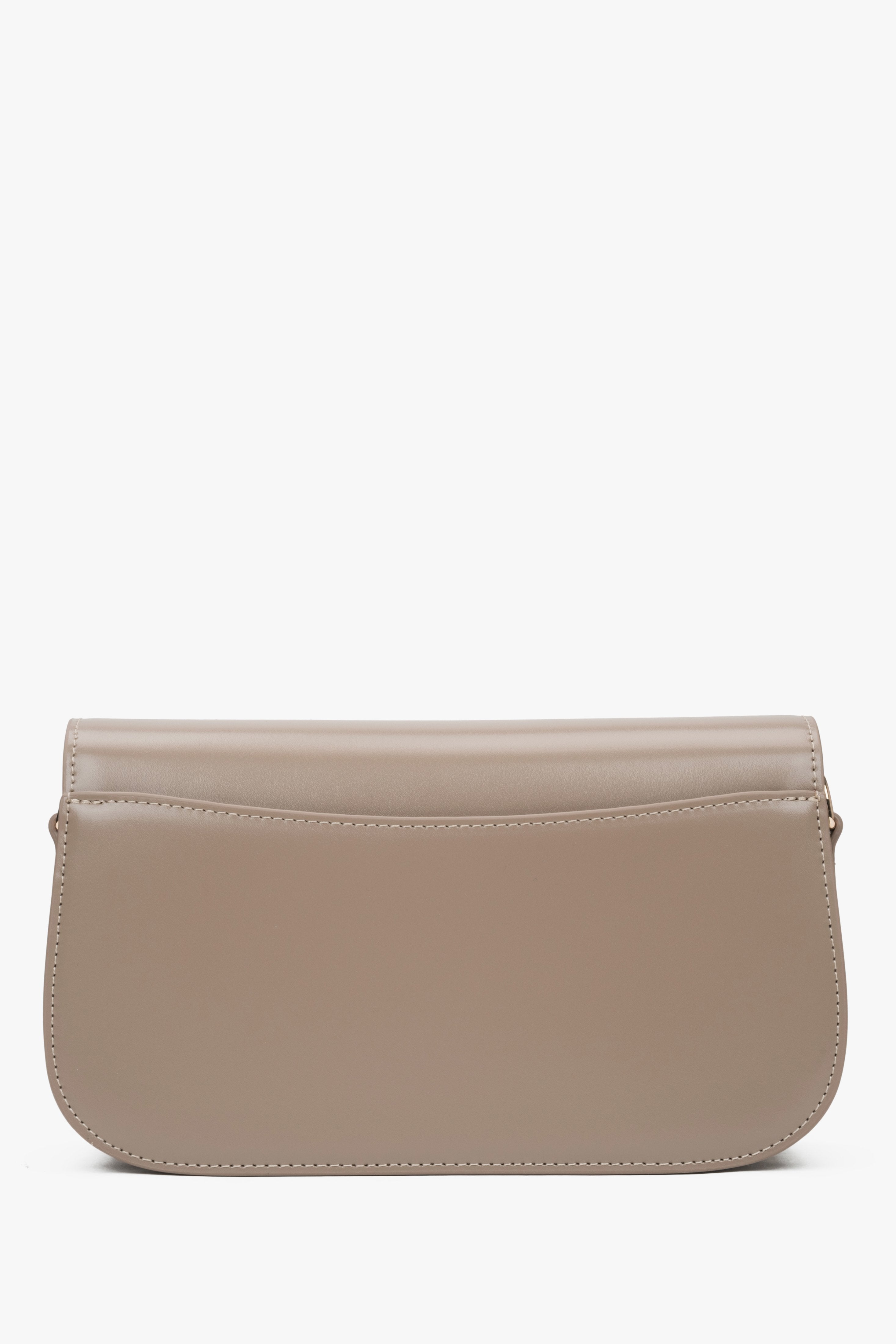 Compact beige women's handbag by Estro, made of high-quality genuine leather, comfortable to wear on the shoulder.