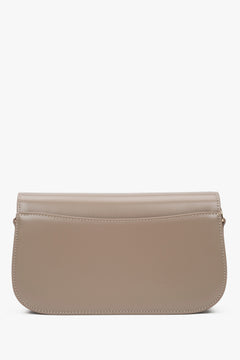 Compact beige women's handbag by Estro, made of high-quality genuine leather, comfortable to wear on the shoulder.