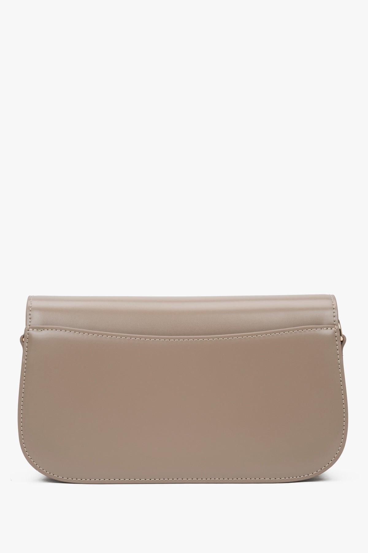 Compact beige women's handbag by Estro, made of high-quality genuine leather, comfortable to wear on the shoulder.