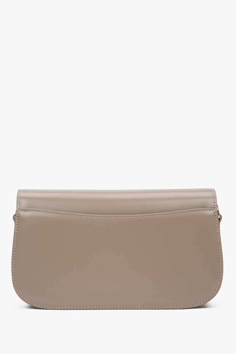 Compact beige women's handbag by Estro, made of high-quality genuine leather, comfortable to wear on the shoulder.