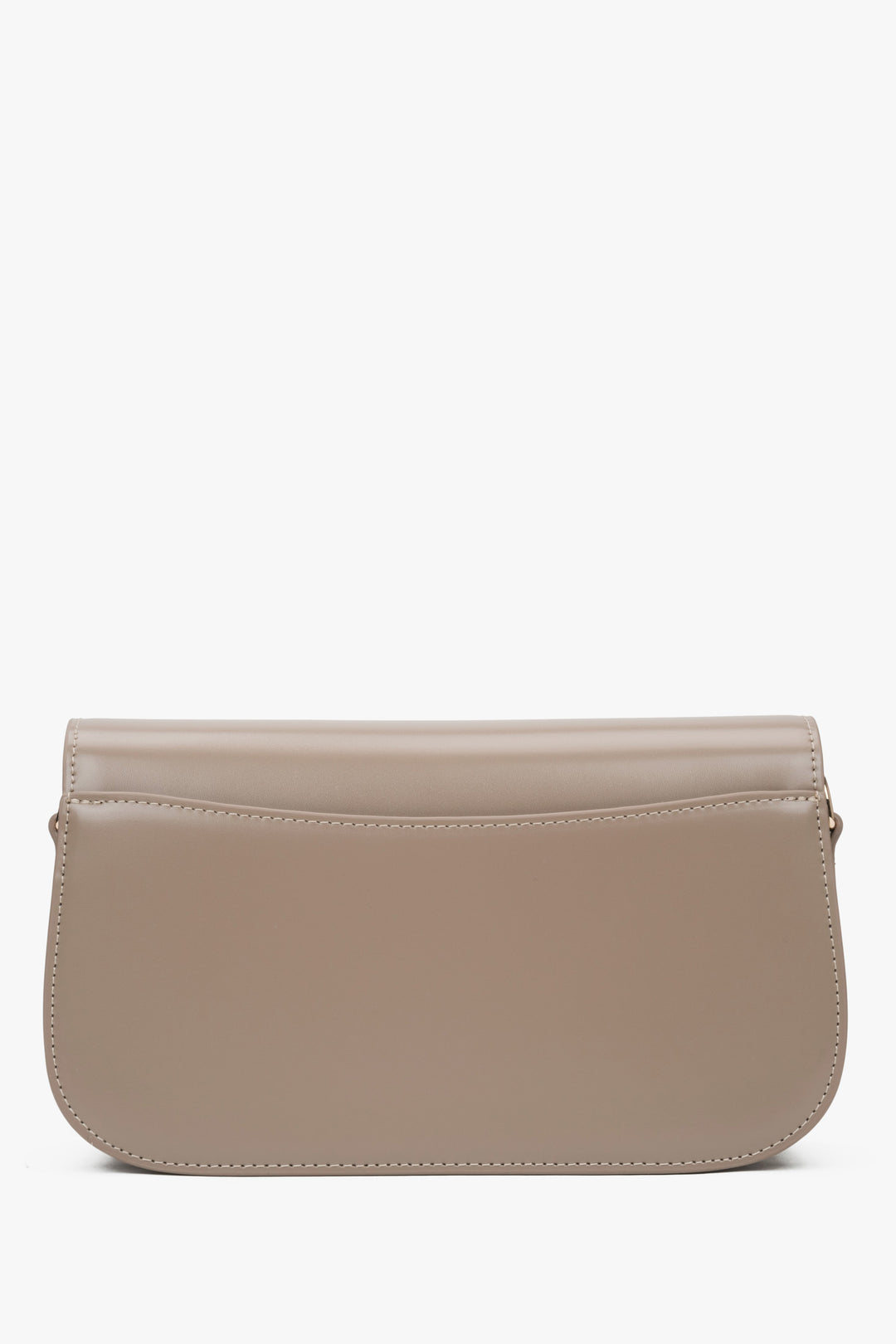 Compact beige women's handbag by Estro, made of high-quality genuine leather, comfortable to wear on the shoulder.