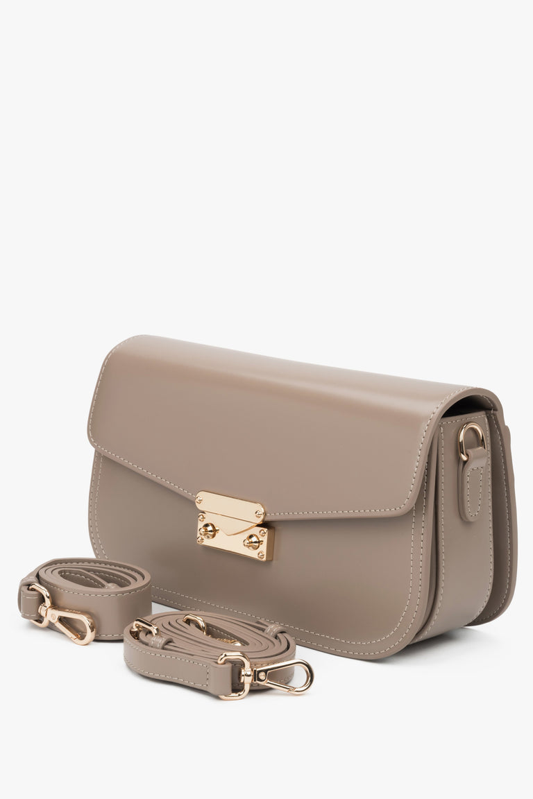 Beige genuine leather handbag by Estro, with a convenient size, designed to be worn on the shoulder.