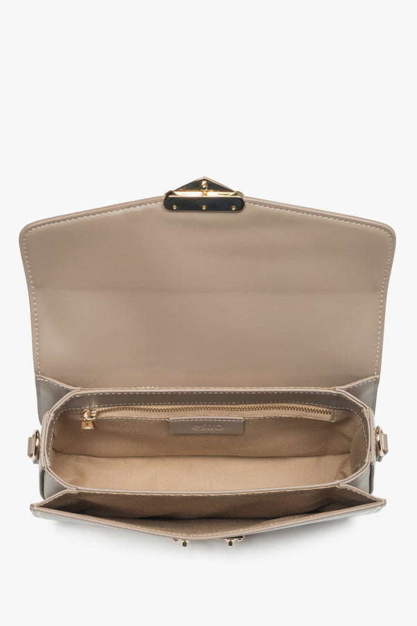 Classic beige shoulder bag by Estro, made of durable genuine leather and with a convenient size, perfect for everyday use.