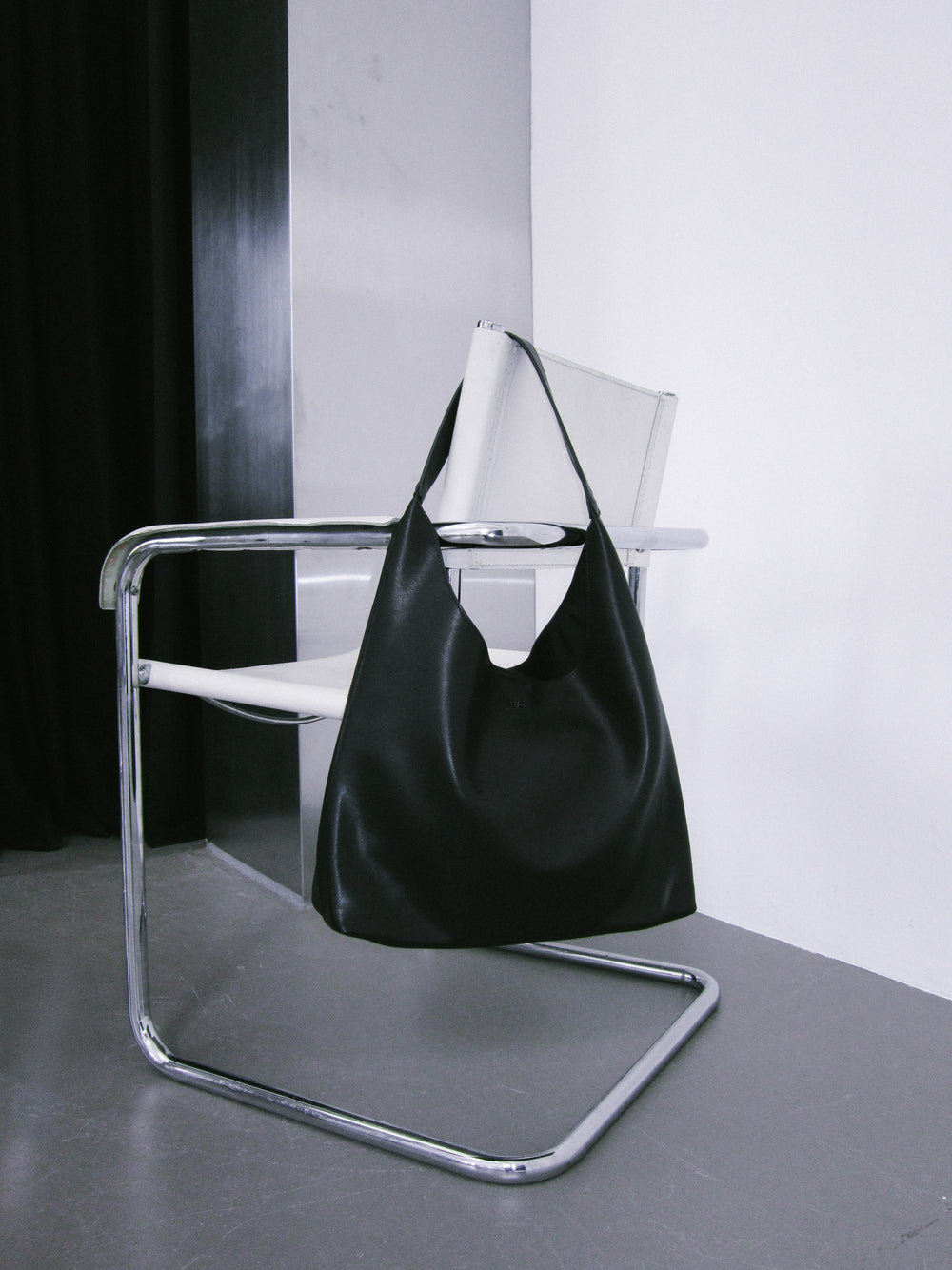 Women's Black Shopper Bag made of Genuine Leather Estro ER00116833.