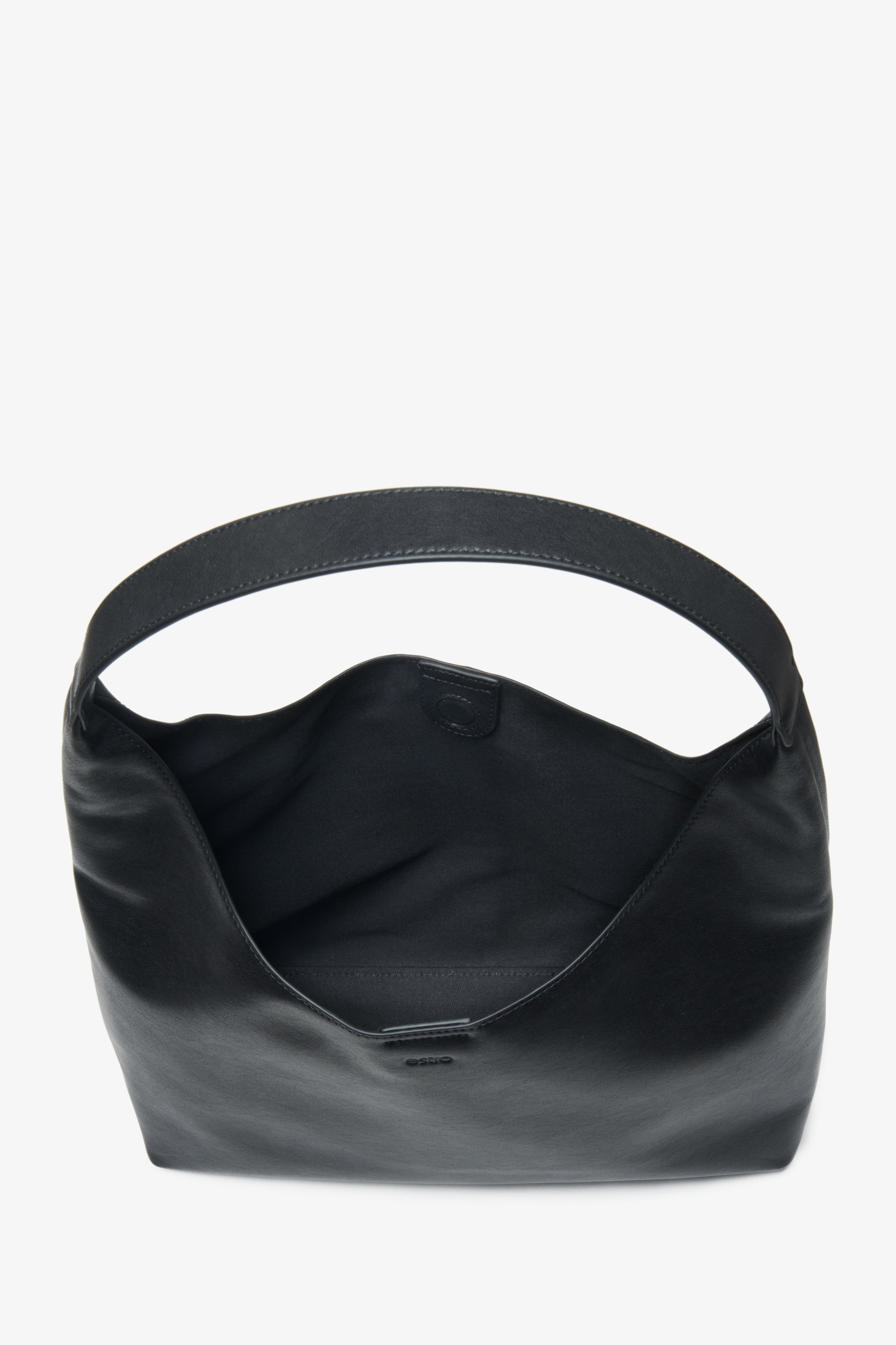 Elegant black women's shopper bag by Estro, made of genuine leather – an excellent choice for women who value functionality and subtle style.