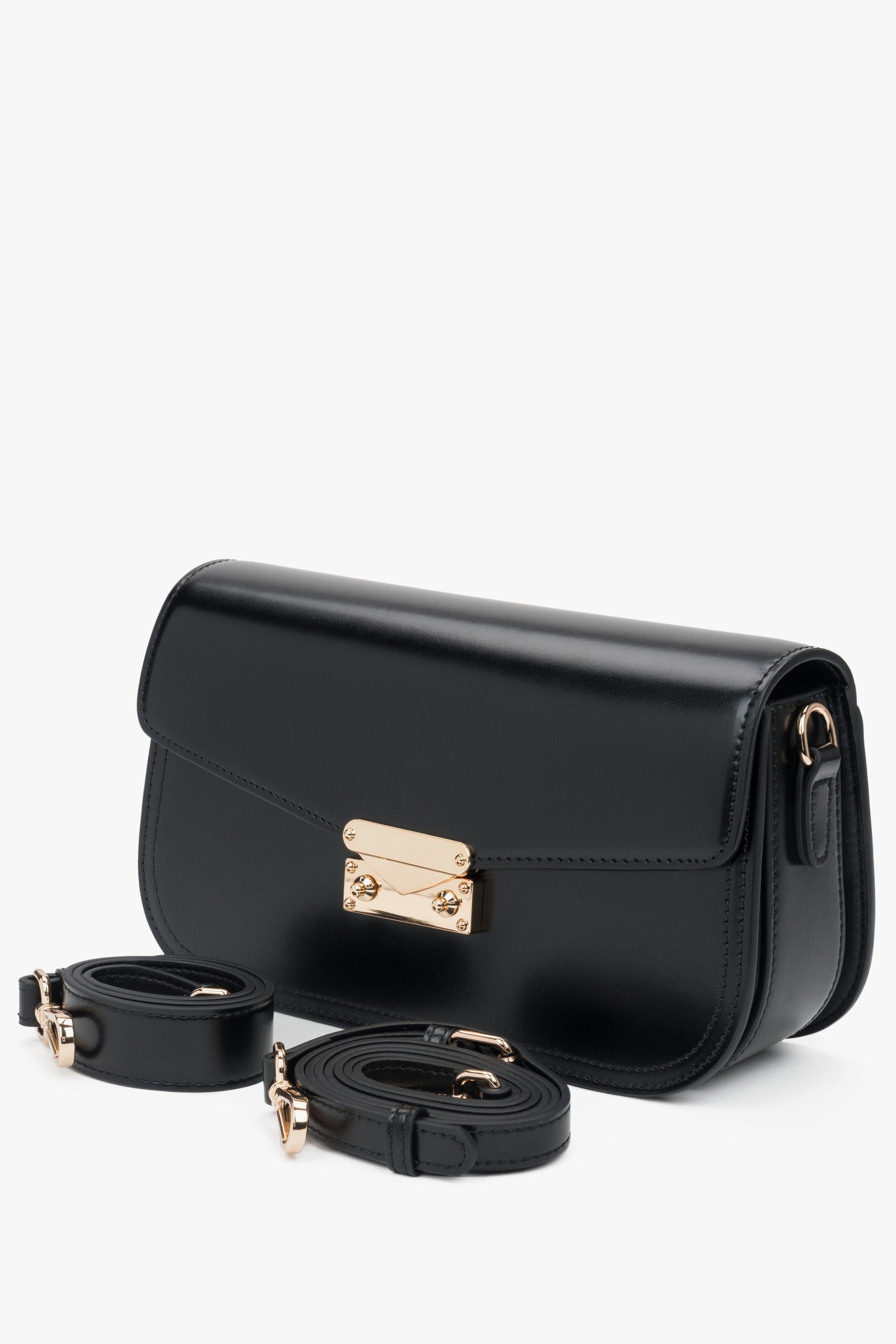 Black genuine leather handbag by Estro, with a convenient size, designed to be worn on the shoulder.