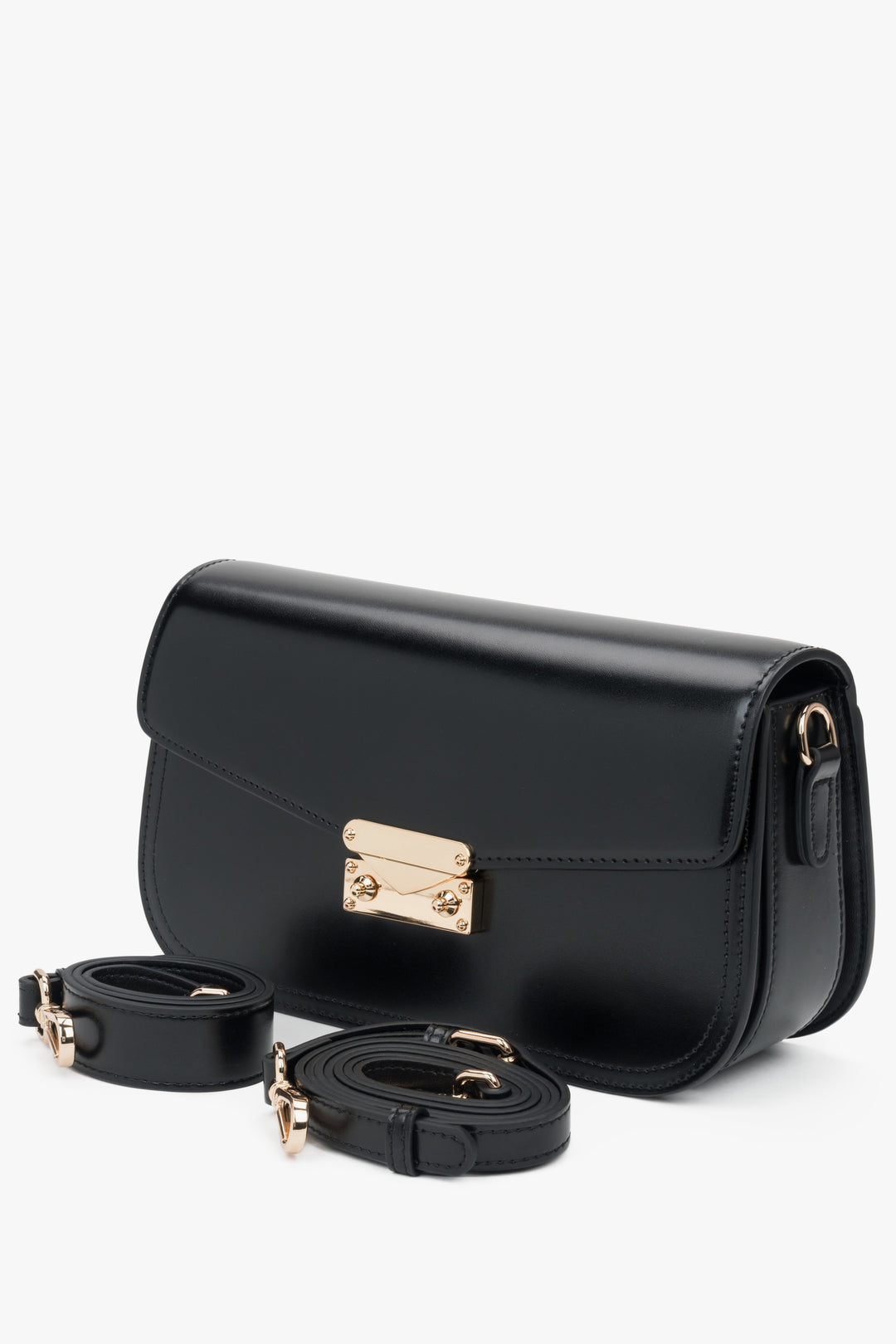 Black genuine leather handbag by Estro, with a convenient size, designed to be worn on the shoulder.