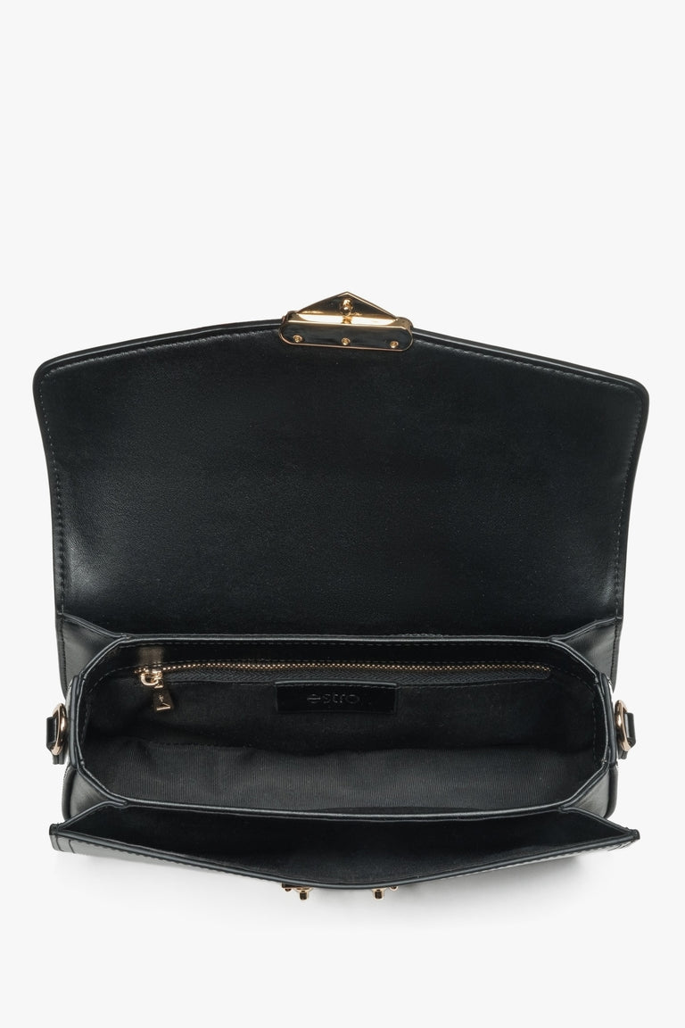Classic black shoulder bag by Estro, made of durable genuine leather and with a convenient size, perfect for everyday use.