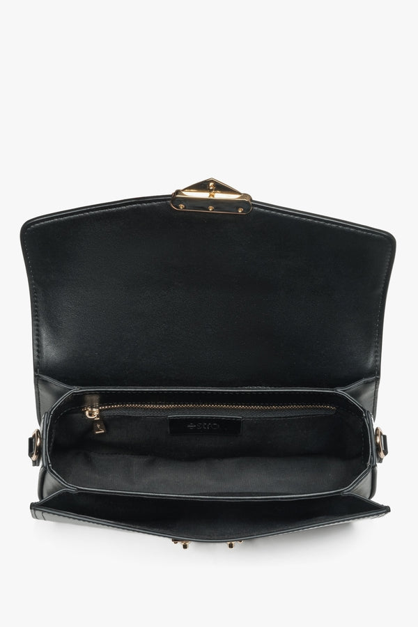 Classic black shoulder bag by Estro, made of durable genuine leather and with a convenient size, perfect for everyday use.