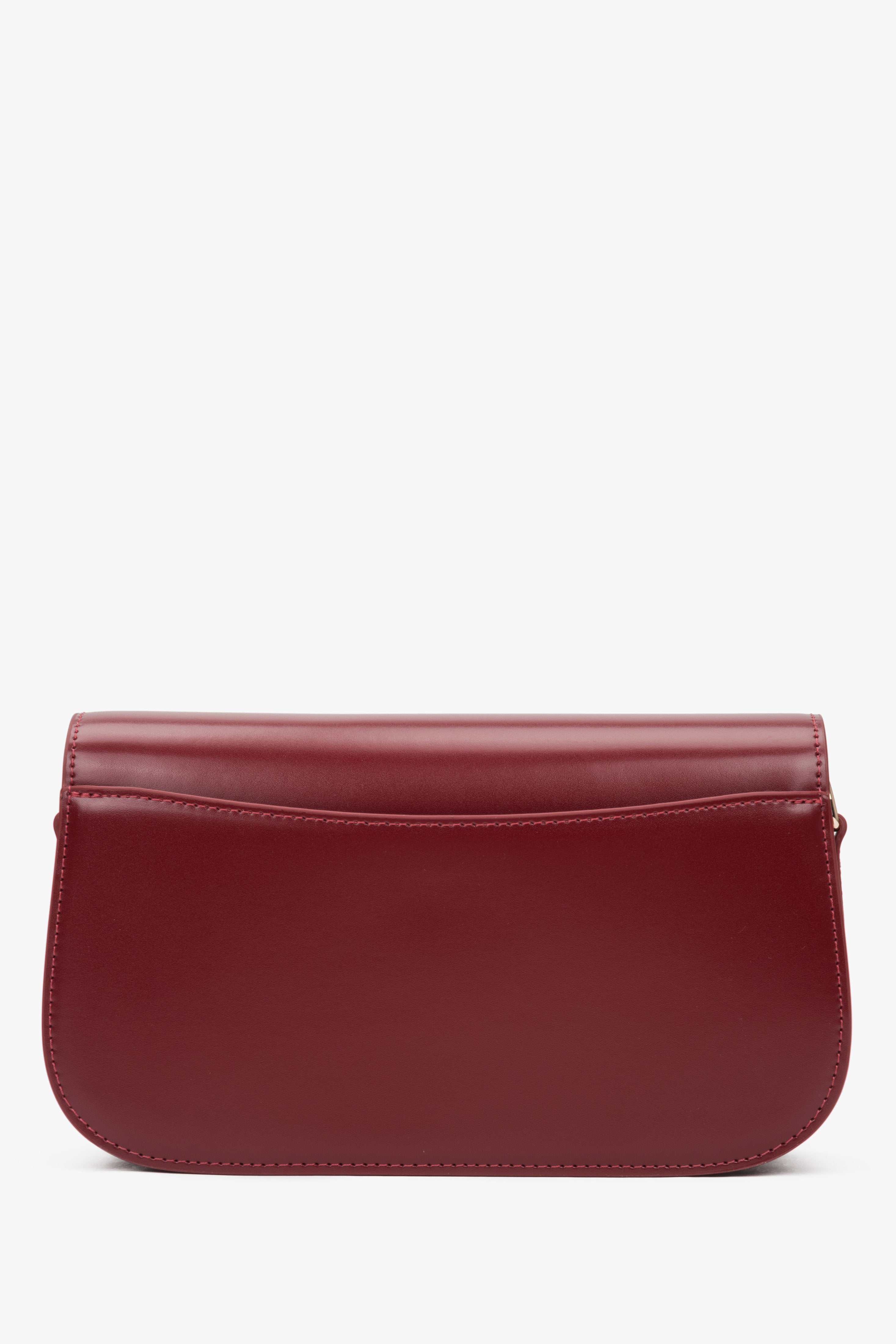 Compact burgundy women's handbag by Estro, made of high-quality genuine leather, comfortable to wear on the shoulder.