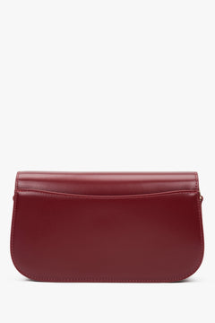 Compact burgundy women's handbag by Estro, made of high-quality genuine leather, comfortable to wear on the shoulder.