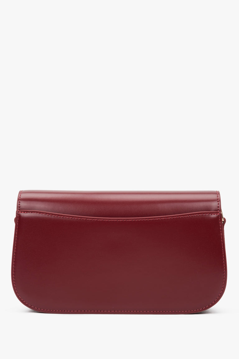 Compact burgundy women's handbag by Estro, made of high-quality genuine leather, comfortable to wear on the shoulder.