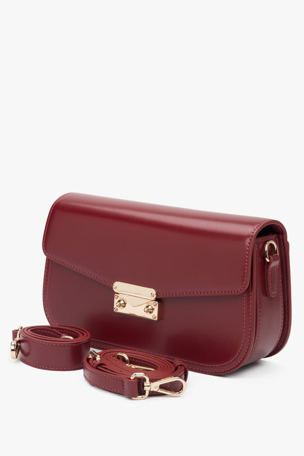 Burgundy genuine leather handbag by Estro, with a convenient size, designed to be worn on the shoulder.