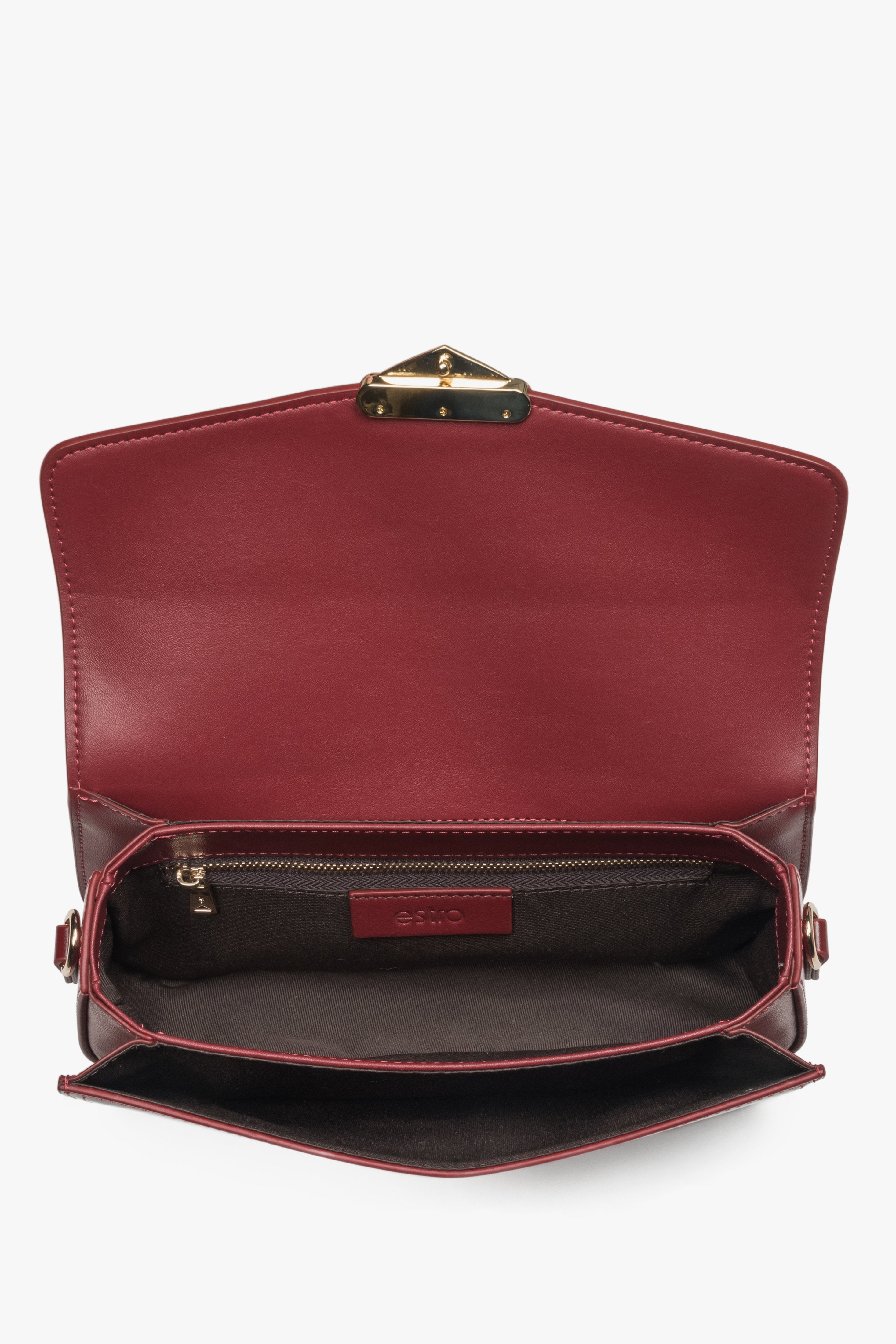 Classic burgundy shoulder bag by Estro, made of durable genuine leather and with a convenient size, perfect for everyday use.