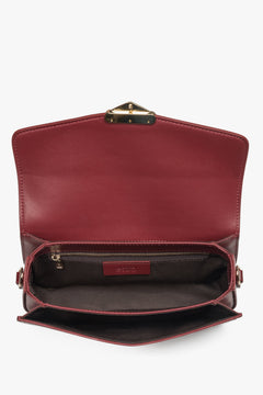 Classic burgundy shoulder bag by Estro, made of durable genuine leather and with a convenient size, perfect for everyday use.