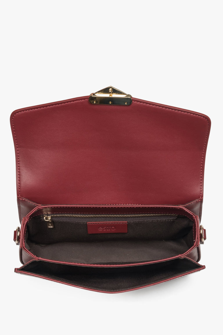 Classic burgundy shoulder bag by Estro, made of durable genuine leather and with a convenient size, perfect for everyday use.