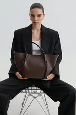 Dark brown boat-shaped women's bag by Estro made of Italian genuine leather.