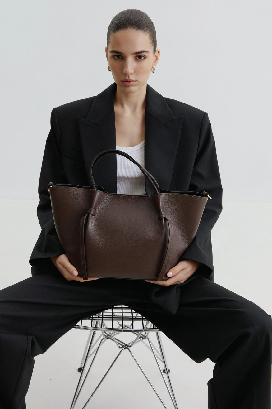 Dark brown boat-shaped women's bag by Estro made of Italian genuine leather.
