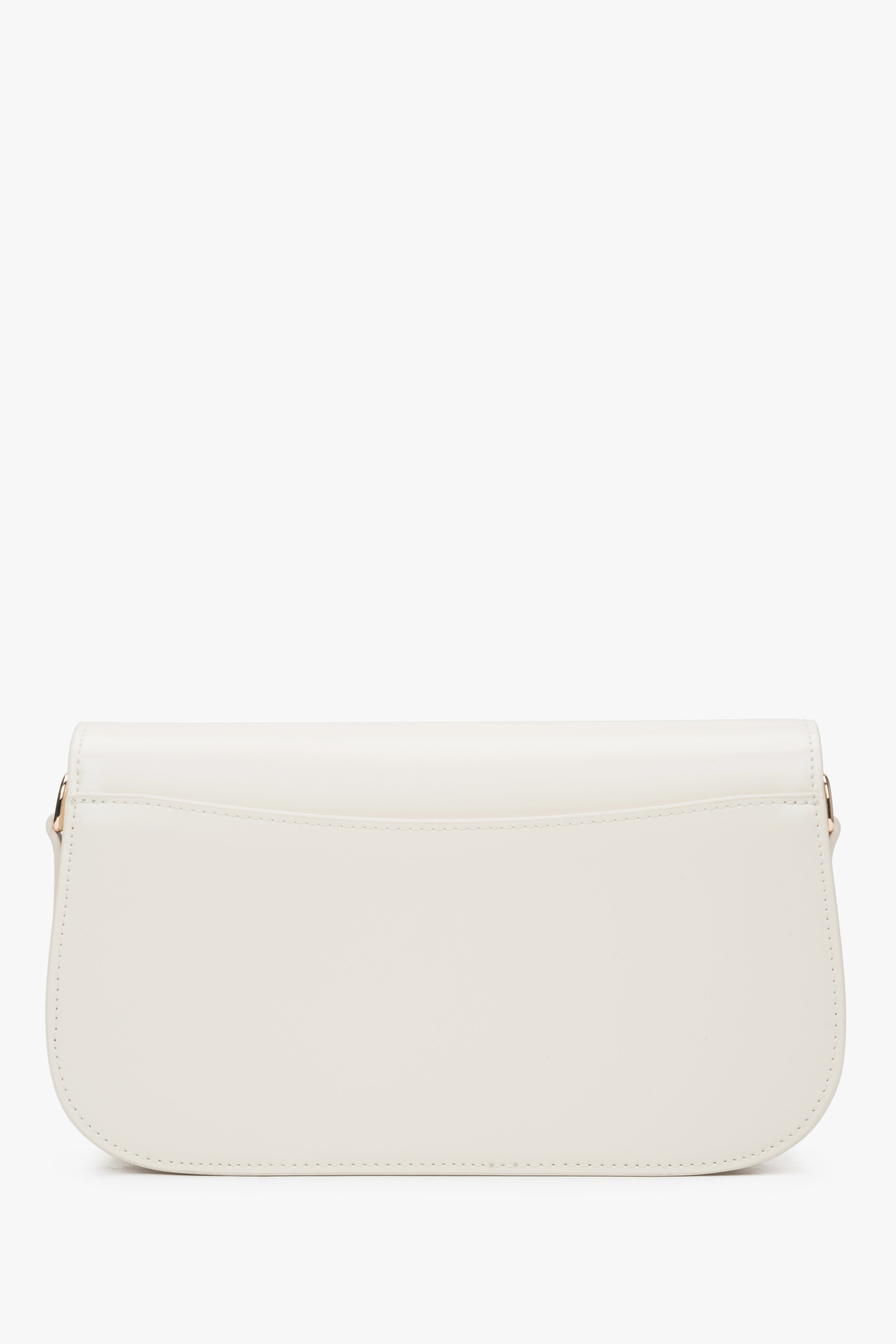 Compact light beige women's handbag by Estro, made of high-quality genuine leather, comfortable to wear on the shoulder.
