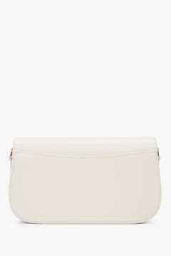 Compact light beige women's handbag by Estro, made of high-quality genuine leather, comfortable to wear on the shoulder.