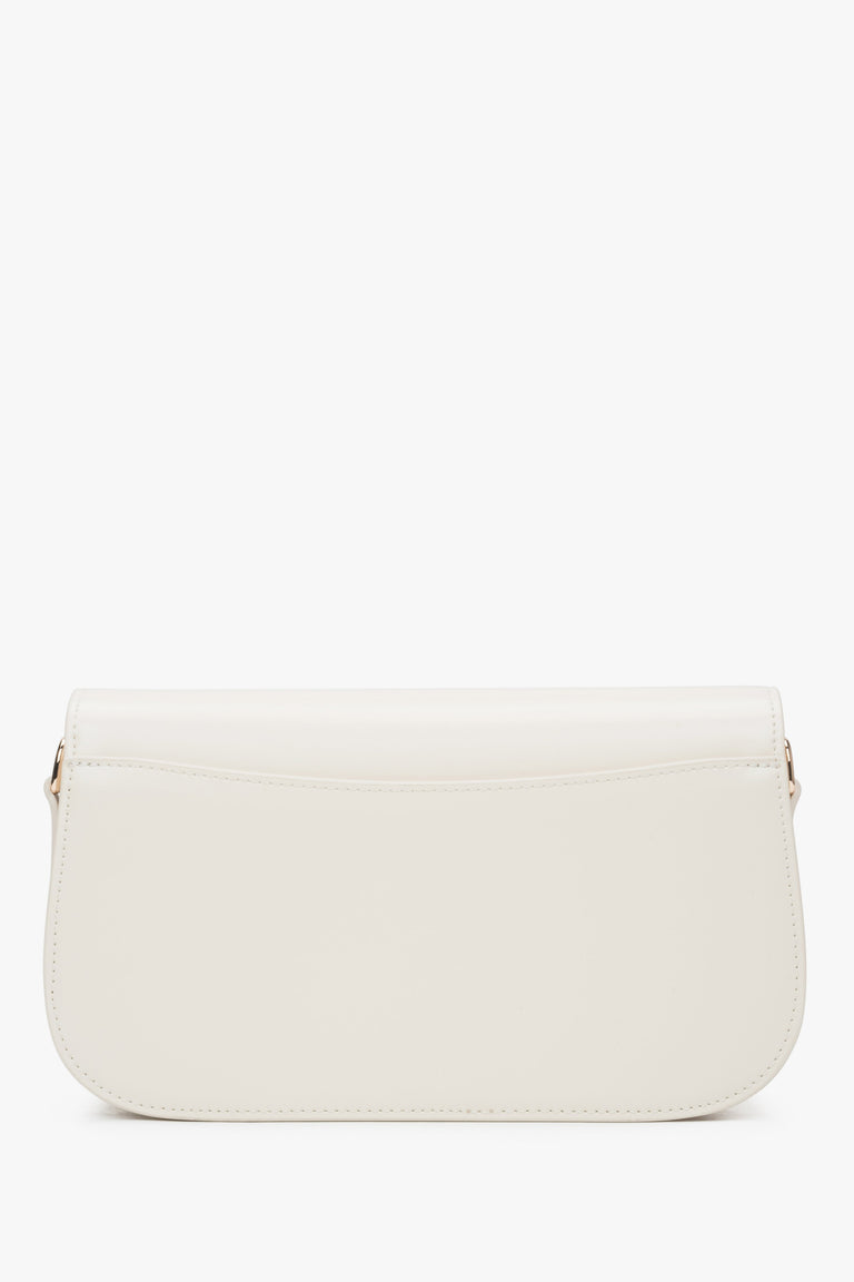 Compact light beige women's handbag by Estro, made of high-quality genuine leather, comfortable to wear on the shoulder.